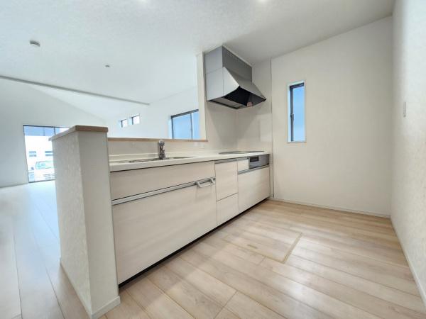 静かな住宅地に水周りをキッチン横に配置した新築住宅です