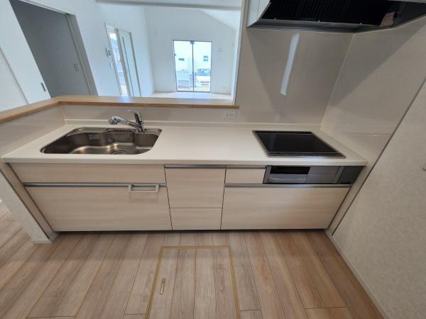 静かな住宅地に水周りをキッチン横に配置した新築住宅です