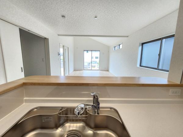 静かな住宅地に水周りをキッチン横に配置した新築住宅です