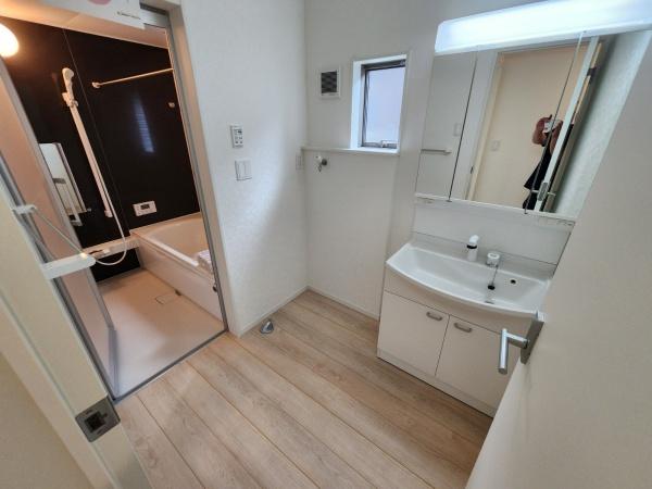 静かな住宅地に水周りをキッチン横に配置した新築住宅です