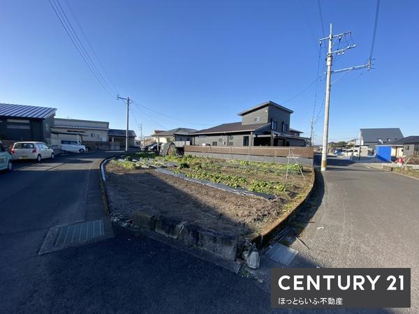 平坦で角地に位置し、前道は広々とした6mです。