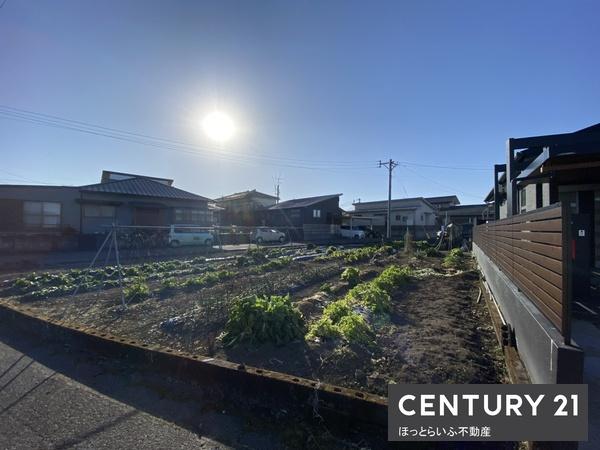 平坦で角地に位置し、前道は広々とした6mです。