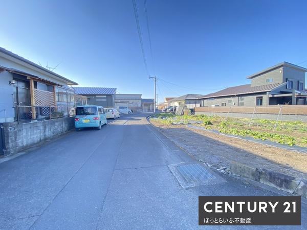 平坦で角地に位置し、前道は広々とした6mです。