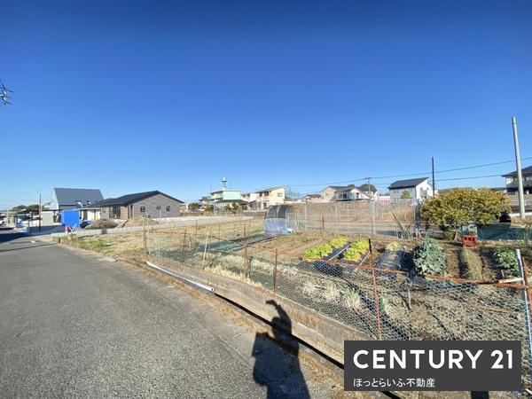 南向きの公道に面した平坦な土地です。