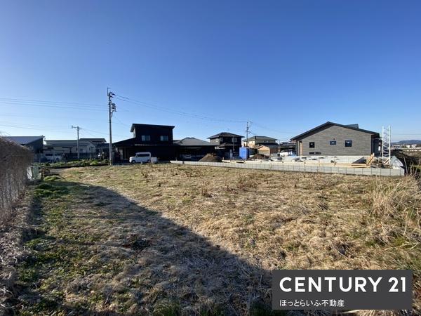 南向きの公道に面した平坦な土地です。