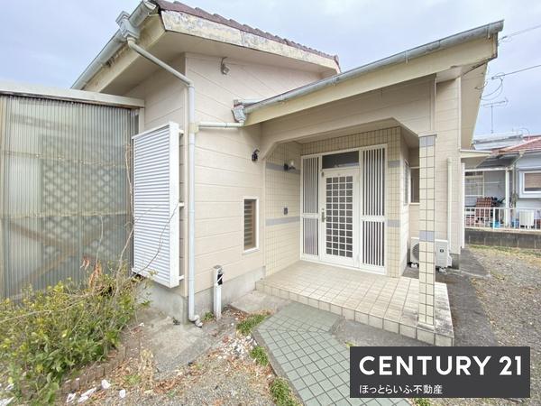 平坦地に位置する1階建ての3LDKとなっております。