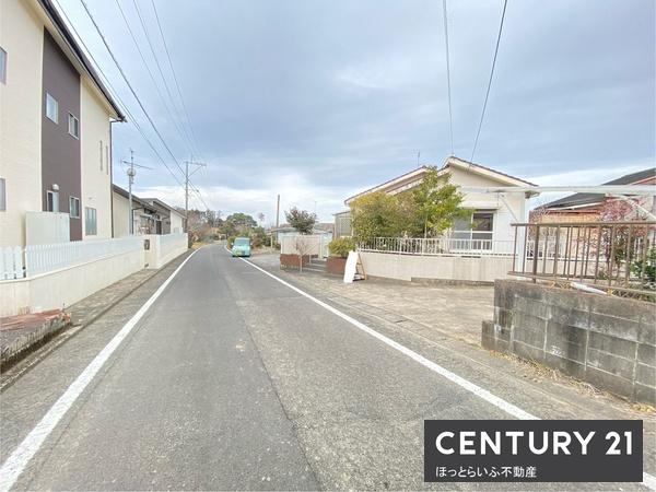 平坦地に位置する1階建ての3LDKとなっております。