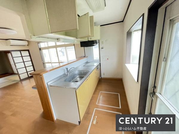 平坦地に位置する1階建ての3LDKとなっております。