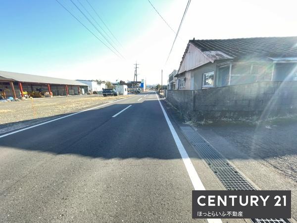 東向きの公道に接道、幅員も7mとゆとりがあります。