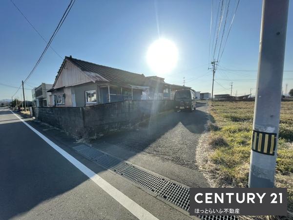 東向きの公道に接道、幅員も7mとゆとりがあります。