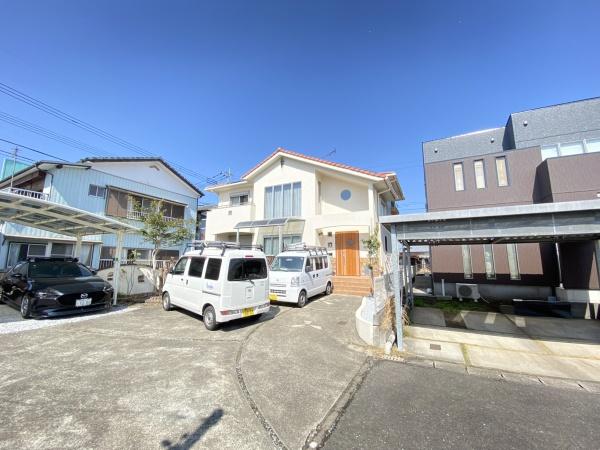 こちらの中古戸建は、2階建ての4LDKの間取りが魅力です。