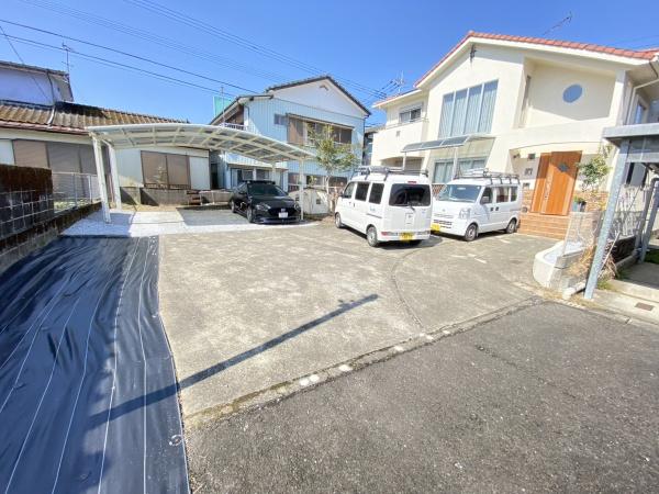 こちらの中古戸建は、2階建ての4LDKの間取りが魅力です。