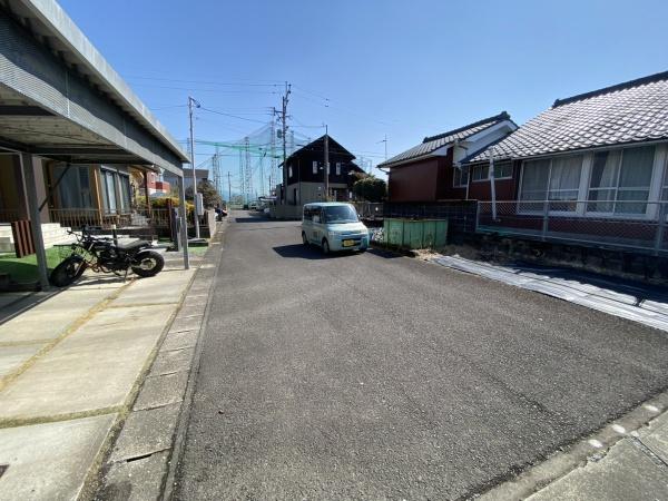 こちらの中古戸建は、2階建ての4LDKの間取りが魅力です。