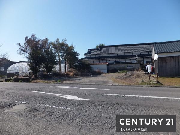 こちらは、建築条件なしの売地のご案内です。南向きの公道に接道