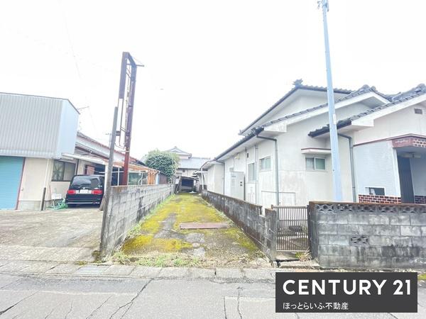 西向きの幅員5.5mの道路に接道