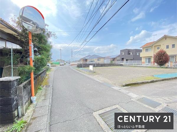 南向きの日当たりがよく間口が広い土地です