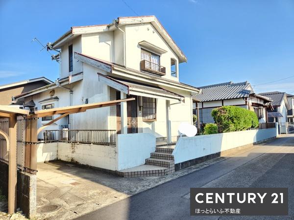 静かな場所にある二階建の物件です