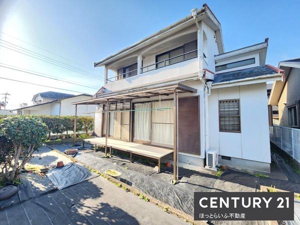 静かな場所にある二階建の物件です