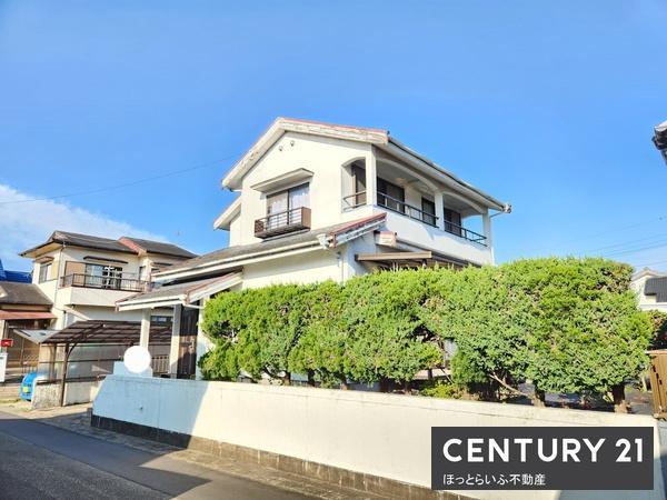 静かな場所にある二階建の物件です