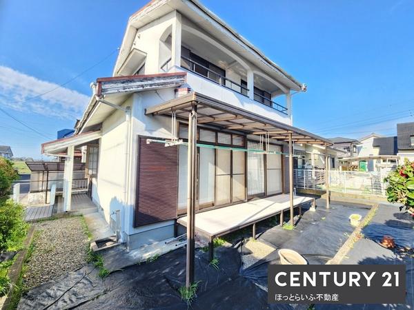 静かな場所にある二階建の物件です