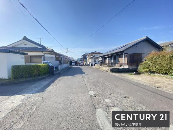 五十市駅から徒歩9分の便利な立地に位置しています。