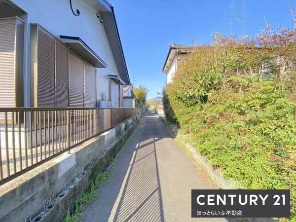 五十市駅から徒歩9分の便利な立地に位置しています。