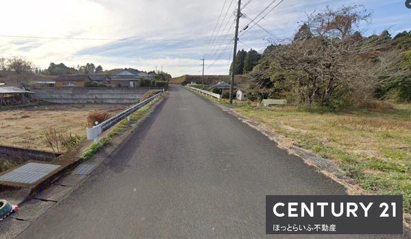 こちらの売地は平坦な角地で南向きの公道に接しています。