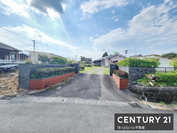 静かな場所に広々としたお庭と間取りの中古住宅です