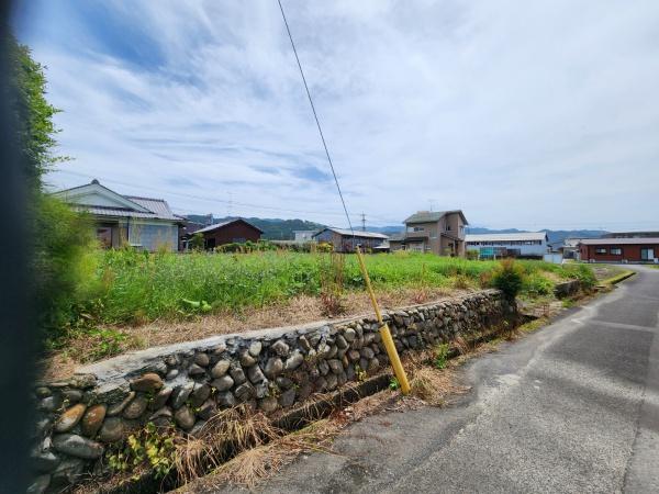 小中学校に歩いて行ける距離の土地です