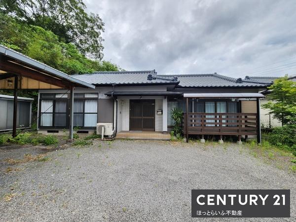 通りから入った静かな場所にある中古住宅です