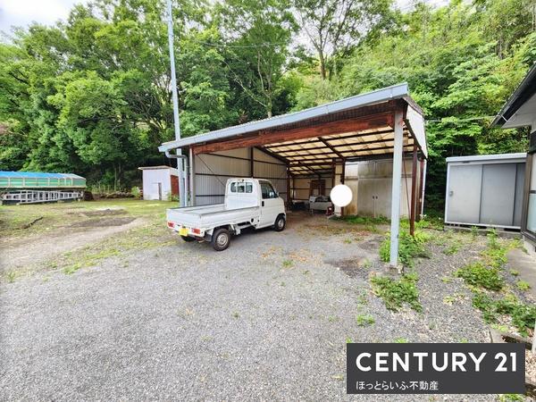 通りから入った静かな場所にある中古住宅です