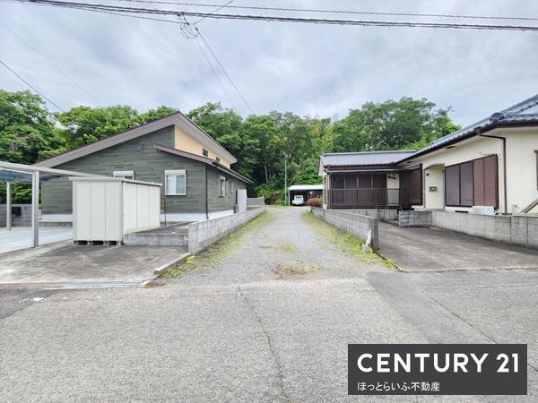 通りから入った静かな場所にある中古住宅です