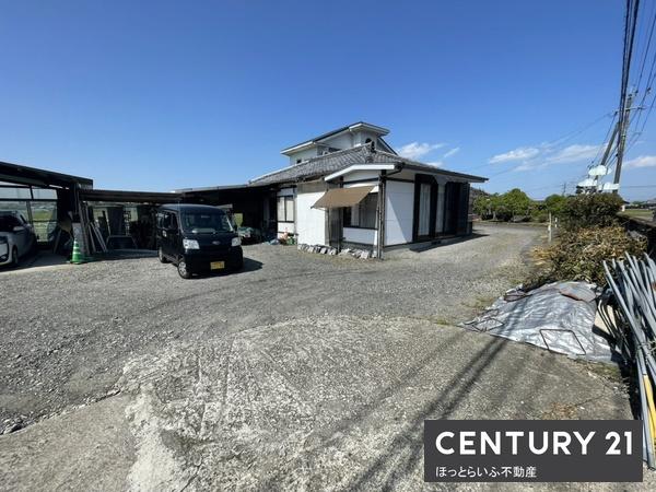 2世帯住宅仕様の住宅です　部屋数が多く庭も広々