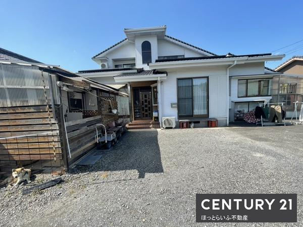 2世帯住宅仕様の住宅です。部屋数が多く庭も広々。