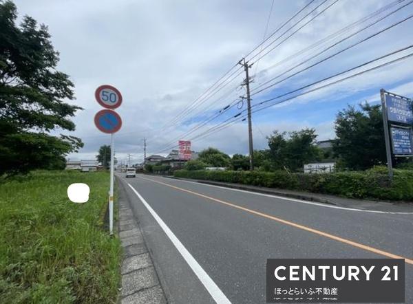 広々とした接道幅10m！駐車スペースも確保しやすい立地です。