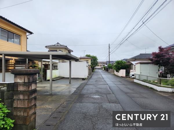 駐車場を広く使える中古住宅です