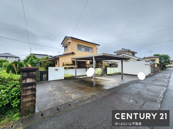 駐車場を広く使える中古住宅です
