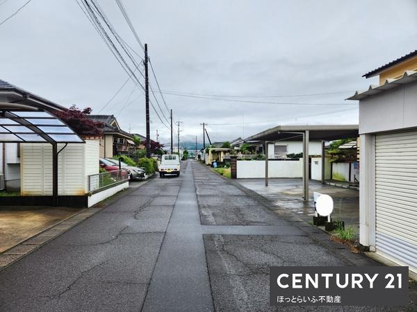 駐車場を広く使える中古住宅です