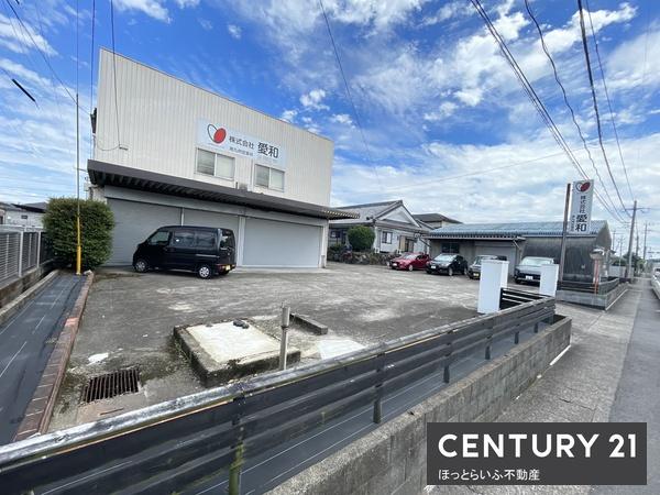 敷地内に3つの建物がございます。店舗作業所を賃貸中です。