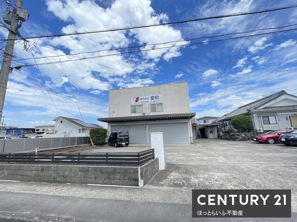 敷地内に3つの建物がございます。店舗作業所を賃貸中です。