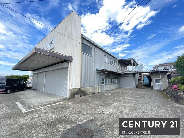 敷地内に3つの建物がございます。店舗作業所を賃貸中です。