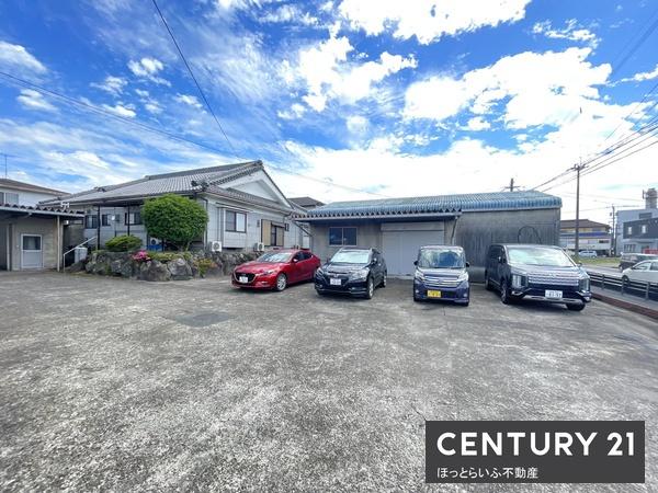 敷地内に3つの建物がございます。店舗作業所を賃貸中です。