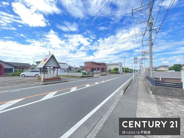 敷地内に3つの建物がございます。店舗作業所を賃貸中です。