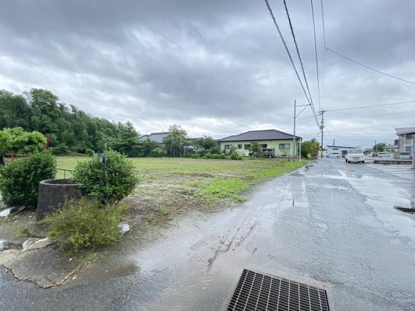 金田町のメイン道路から入った場所にある静かな土地です