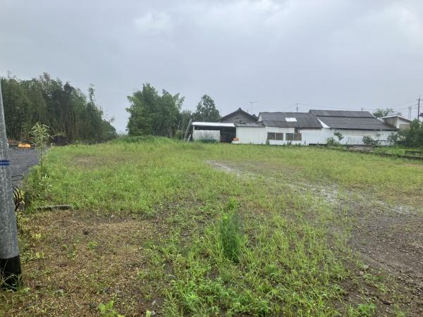 道路から入った場所にある静かな場所にある土地です