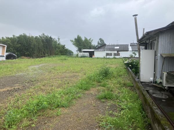 道路から入った場所にある静かな場所にある土地です