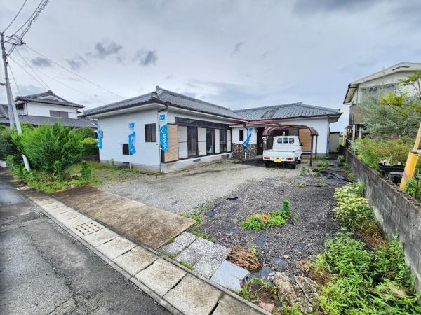 広々としたリビング、駐車場が付いた中古物件です