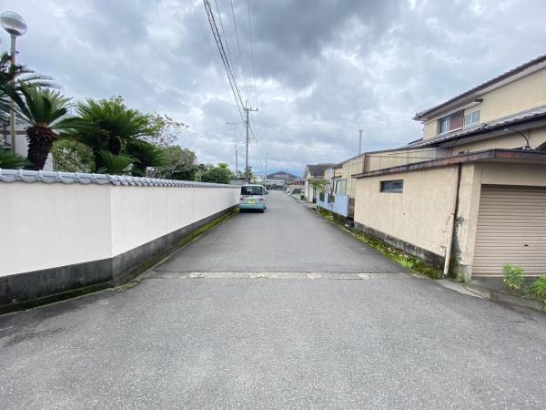 周囲には自然が豊かで、静かな環境になります。