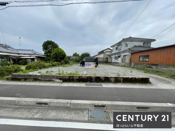 接道は西向きの公道、幅員12mで使いやすい立地です。