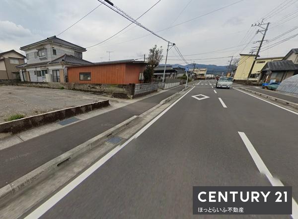 接道は西向きの公道、幅員12mで使いやすい立地です。